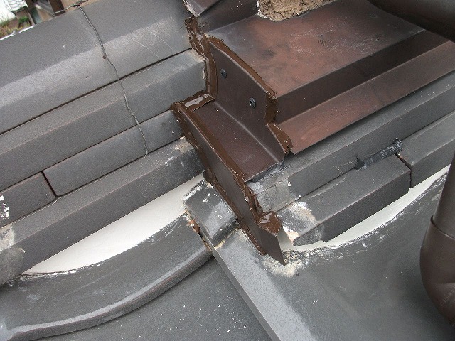 壁と屋根の取り合い部分のシーリング材